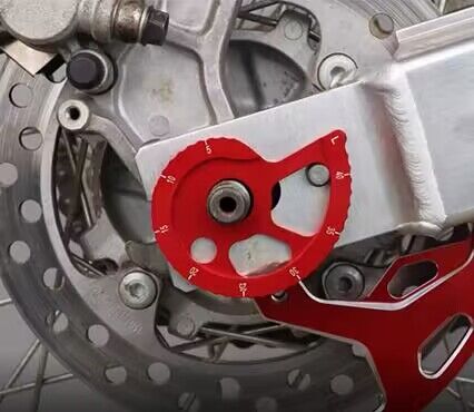 モーターサイクルチェーンおよびアジャスター用スペアパーツレギ - Chain Kit Motorcycle のレビューと価格